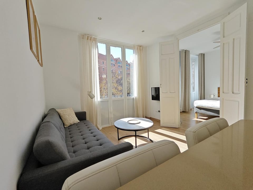 TV and multimedia, Living room, Seating area, Dining area