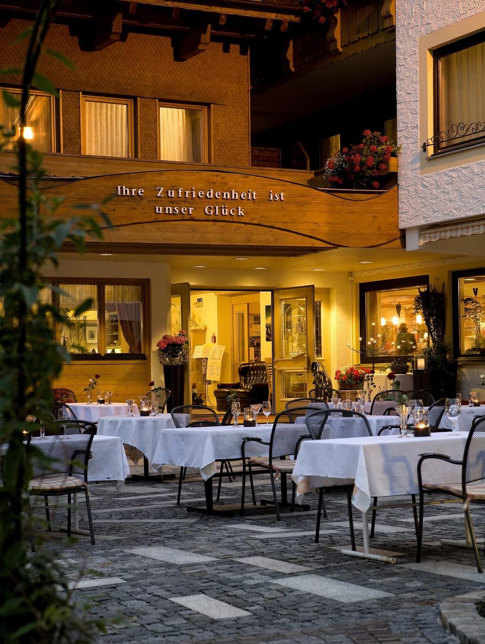 Restaurant/places to eat, Balcony/Terrace