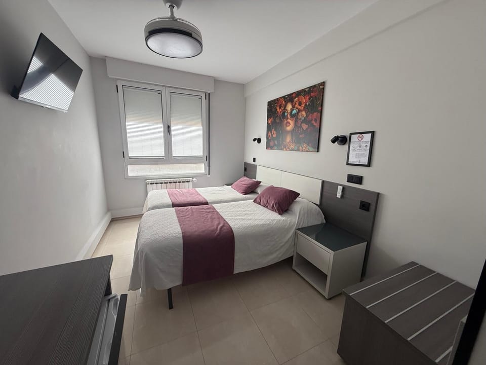 Bed, TV and multimedia, Photo of the whole room