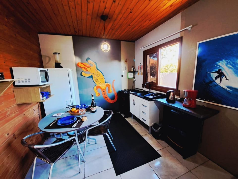 Kitchen or kitchenette, Dining area, oven