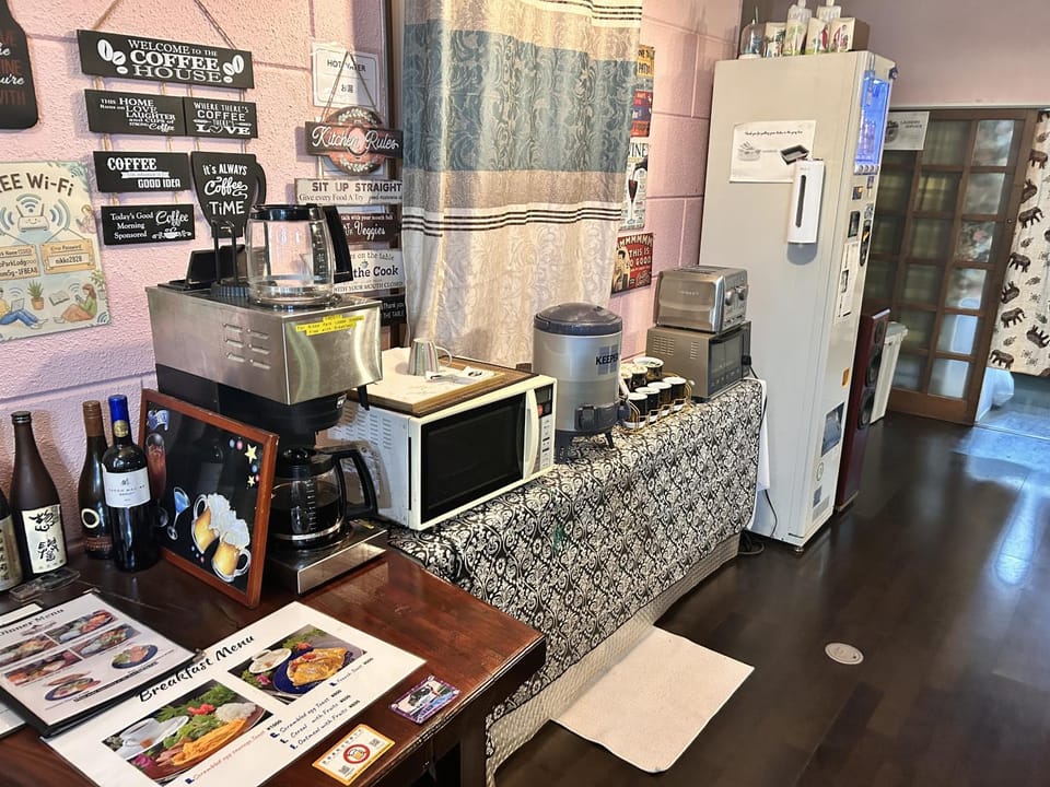 Coffee/tea facilities, Food, Drinks, Alcoholic drinks, Non alcoholic drinks, fireplace, internet, toaster, vending machine