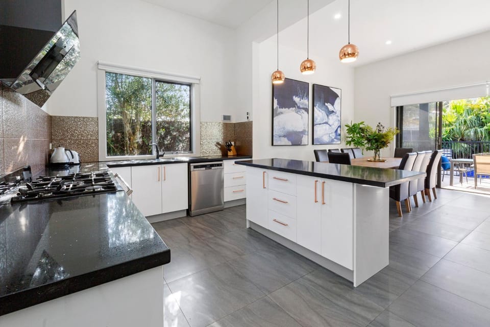 Dining area, kitchen