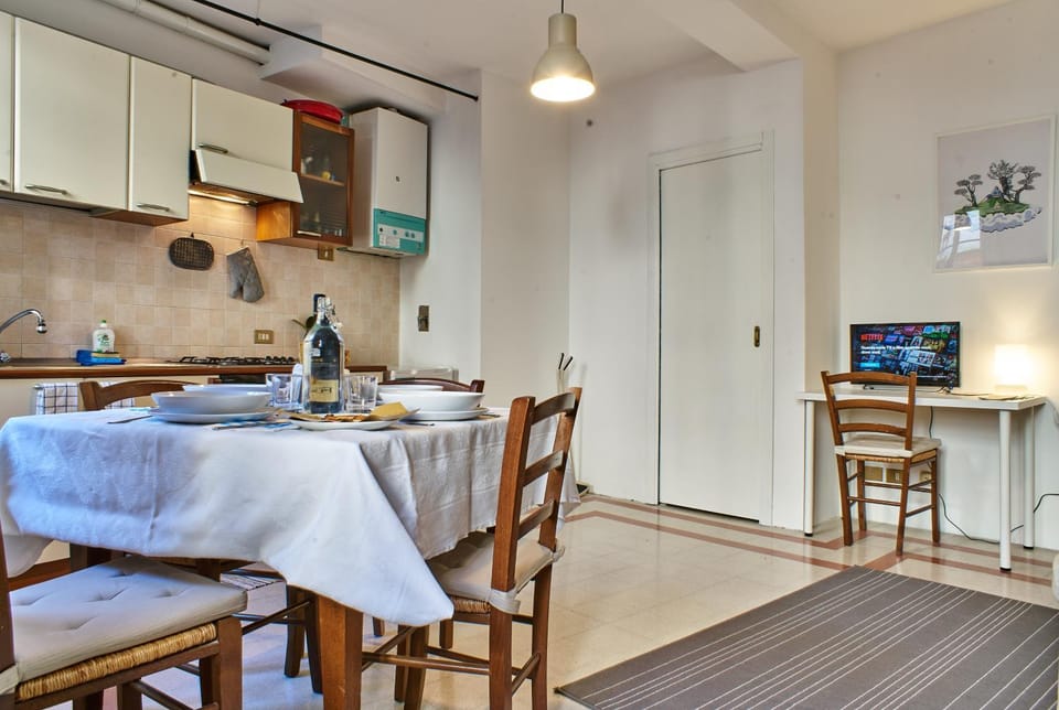 TV and multimedia, Kitchen or kitchenette, Living room, Seating area, Dining area