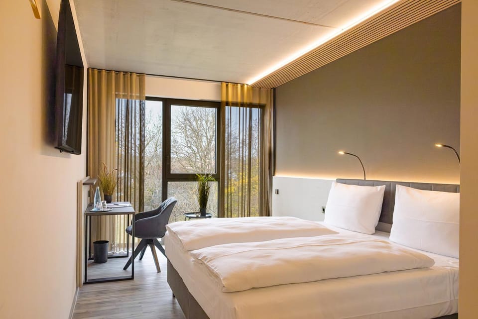 Bed, TV and multimedia, Photo of the whole room, Seating area, Bedroom