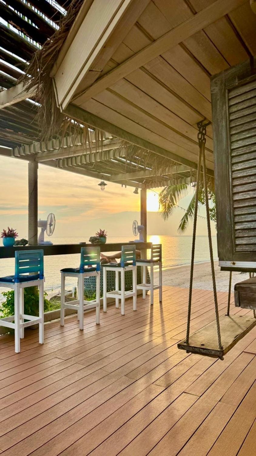 Lounge or bar, Food and drinks, Dinner, Drinks, Alcoholic drinks, Non alcoholic drinks, Sunset