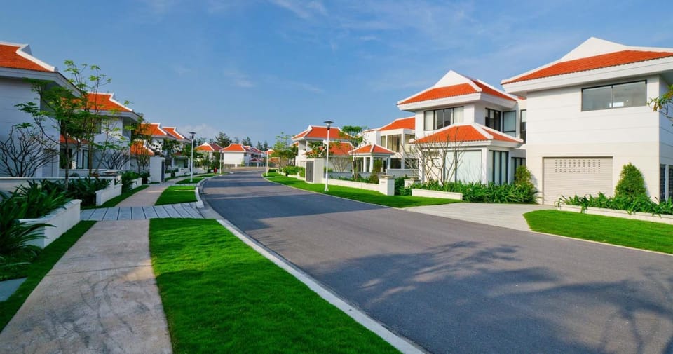 Property building, Spring, Day, Neighbourhood, Natural landscape, Garden, Street view, Location
