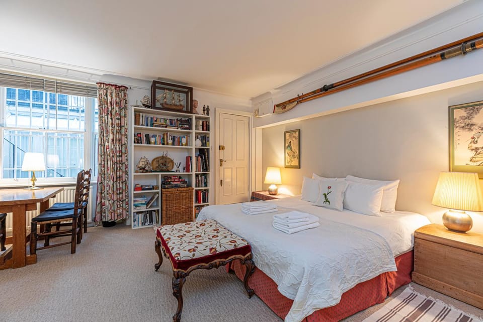 Bed, Living room, Seating area
