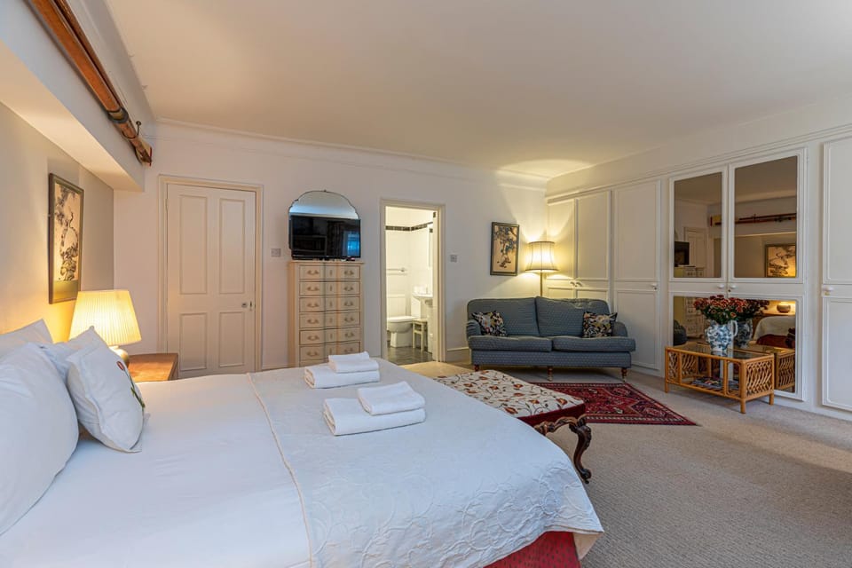 Bed, Living room, Seating area