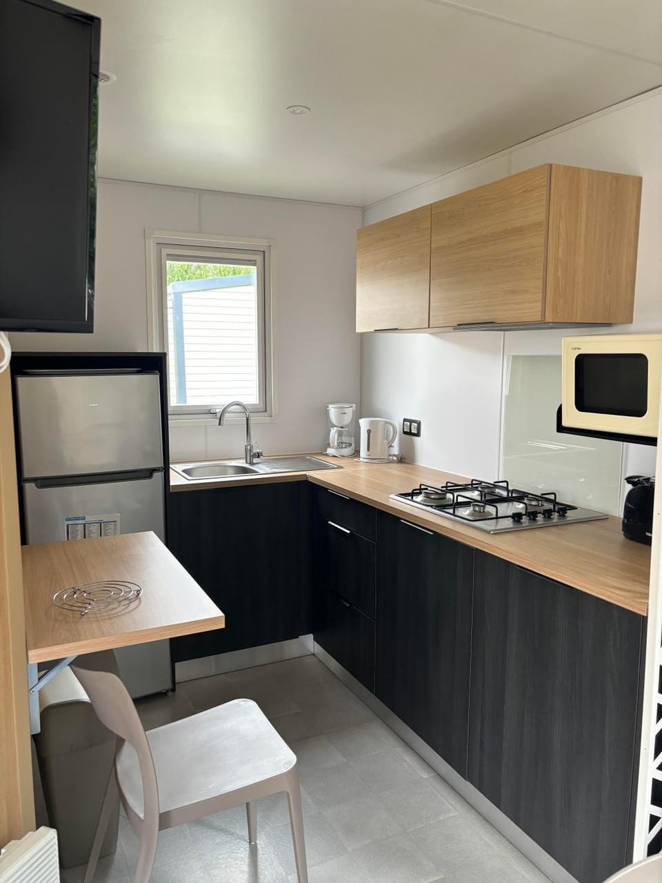Coffee/tea facilities, Kitchen or kitchenette, stove, toaster