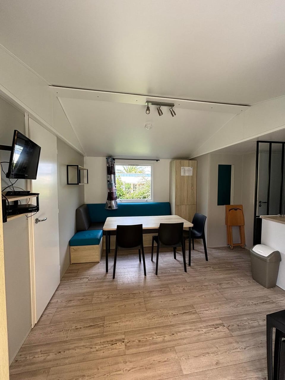 TV and multimedia, Living room, Seating area, Dining area