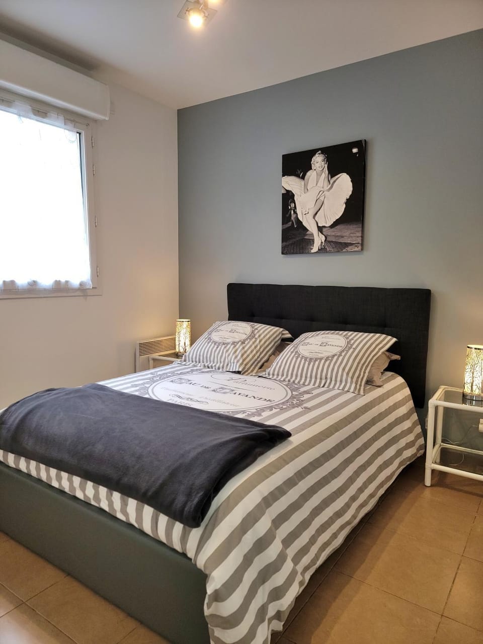 Photo of the whole room, Bedroom
