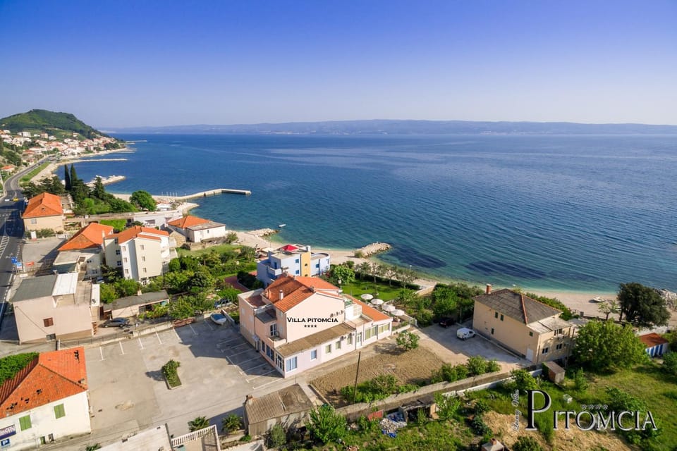 Property building, Bird's eye view, View (from property/room), Beach, Sea view, Area and facilities, Parking