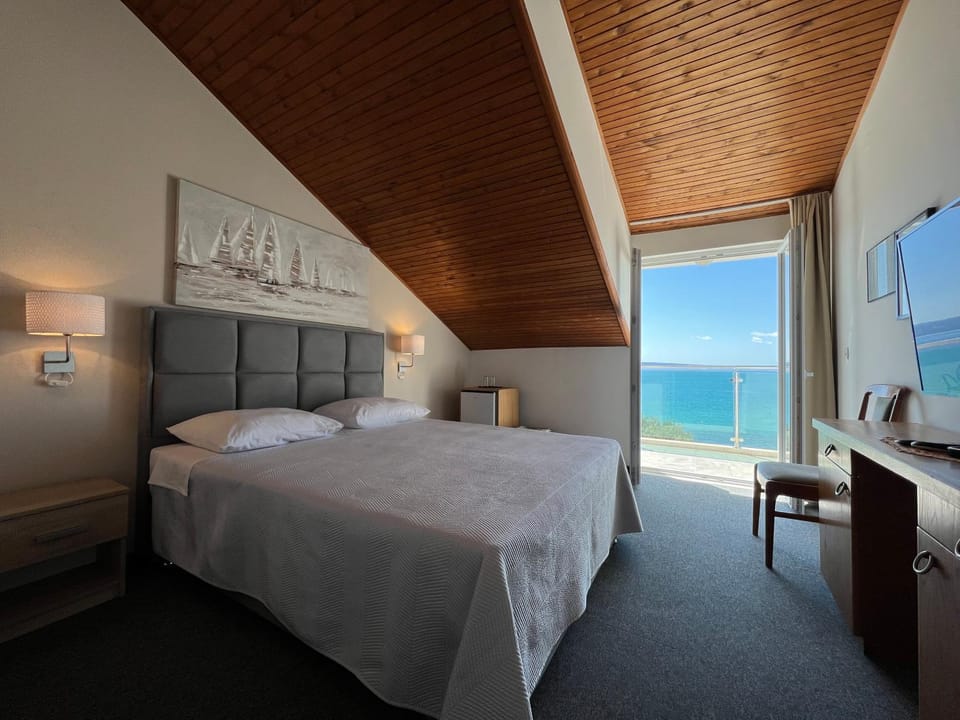 Shower, Bed, TV and multimedia, Bedroom, Sea view, safe