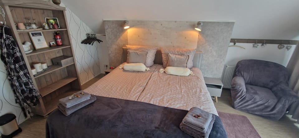 Bedroom, Guests, Family, fireplace