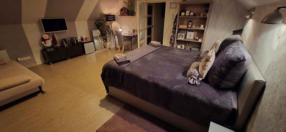 Bed, Photo of the whole room, Seating area, Bedroom