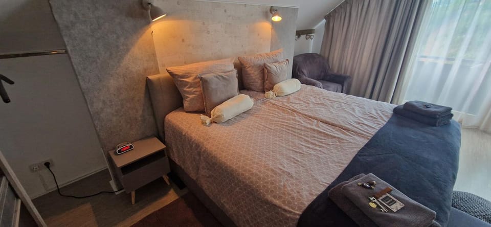 People, Bedroom, Family, fireplace, locker