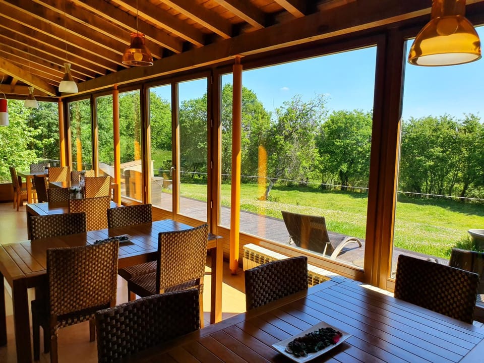 Restaurant/places to eat, Garden view