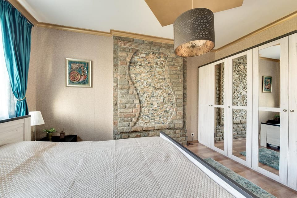 Bedroom, Street view
