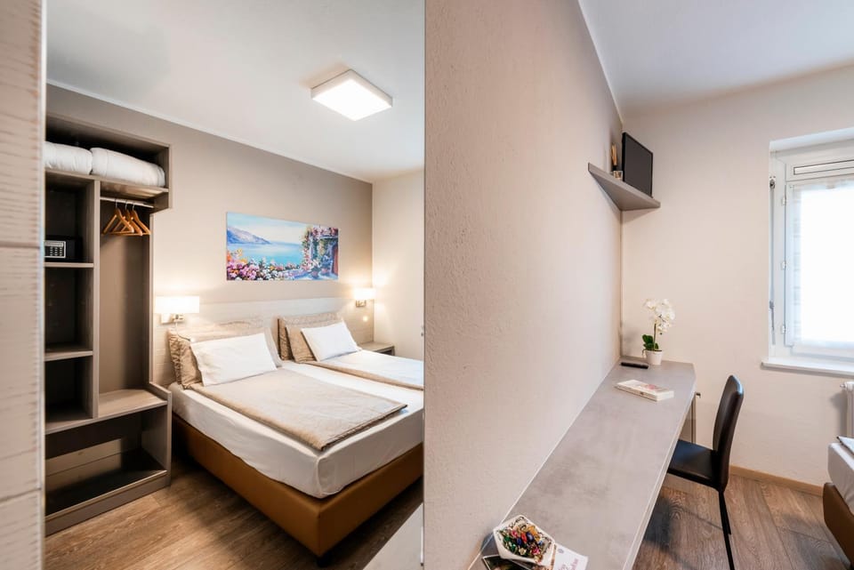 Photo of the whole room, Seating area, Bedroom
