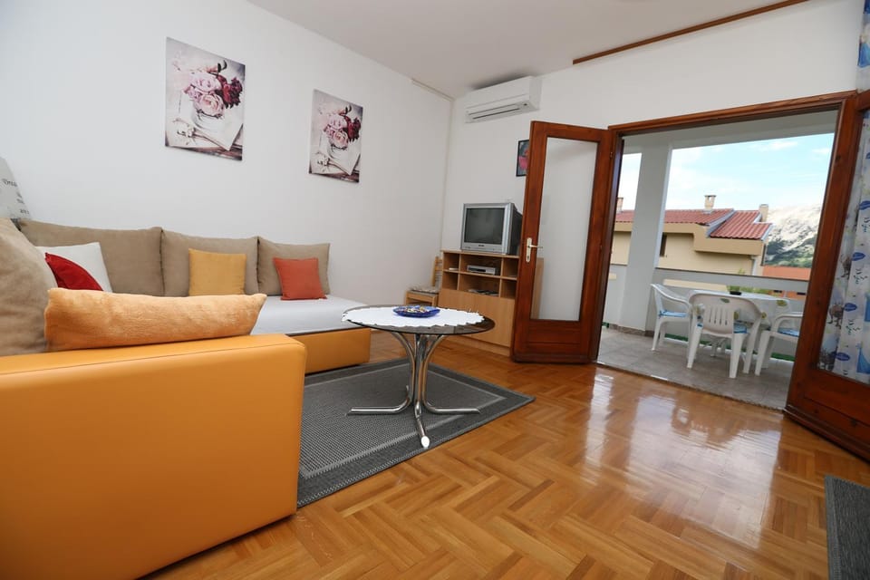 TV and multimedia, Balcony/Terrace, Living room, Seating area