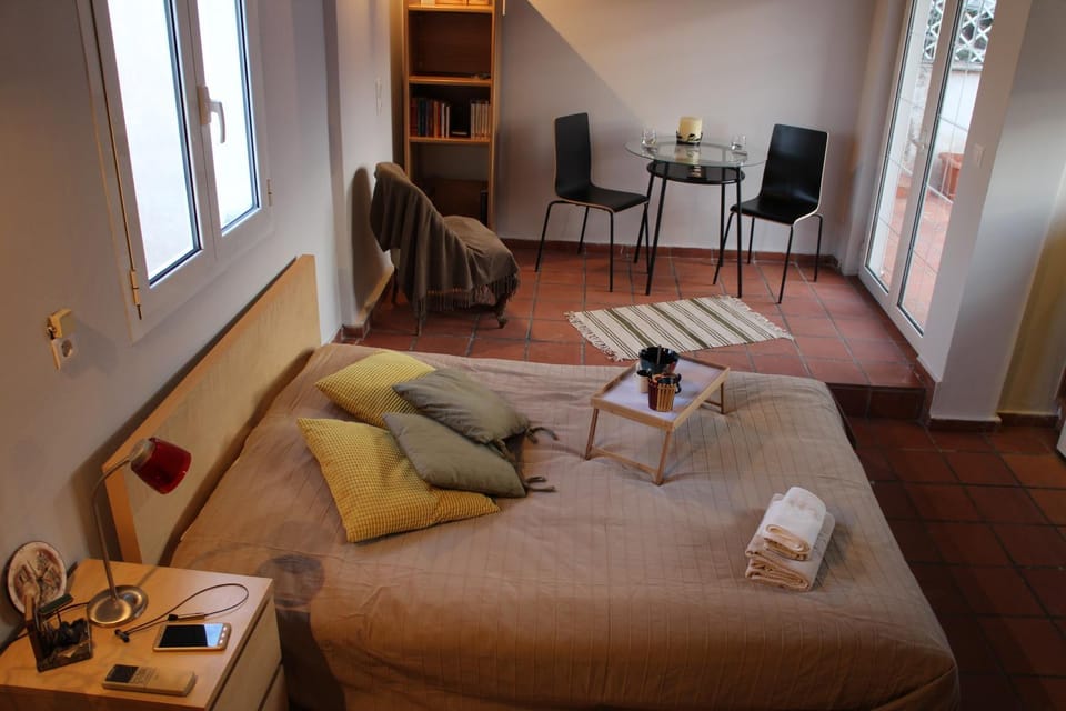 Bed, Photo of the whole room, Seating area