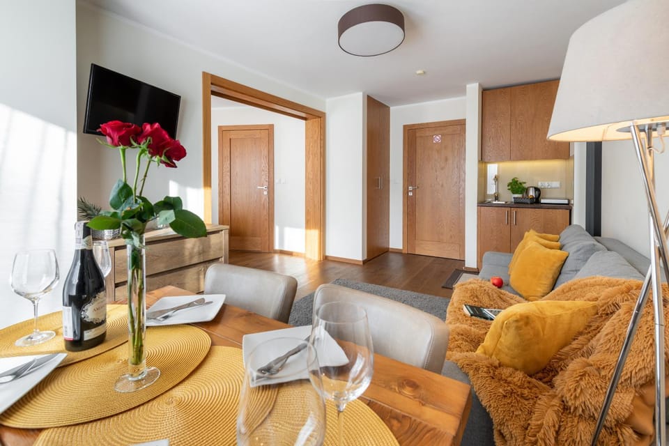 TV and multimedia, Kitchen or kitchenette, Living room, Seating area, Dining area
