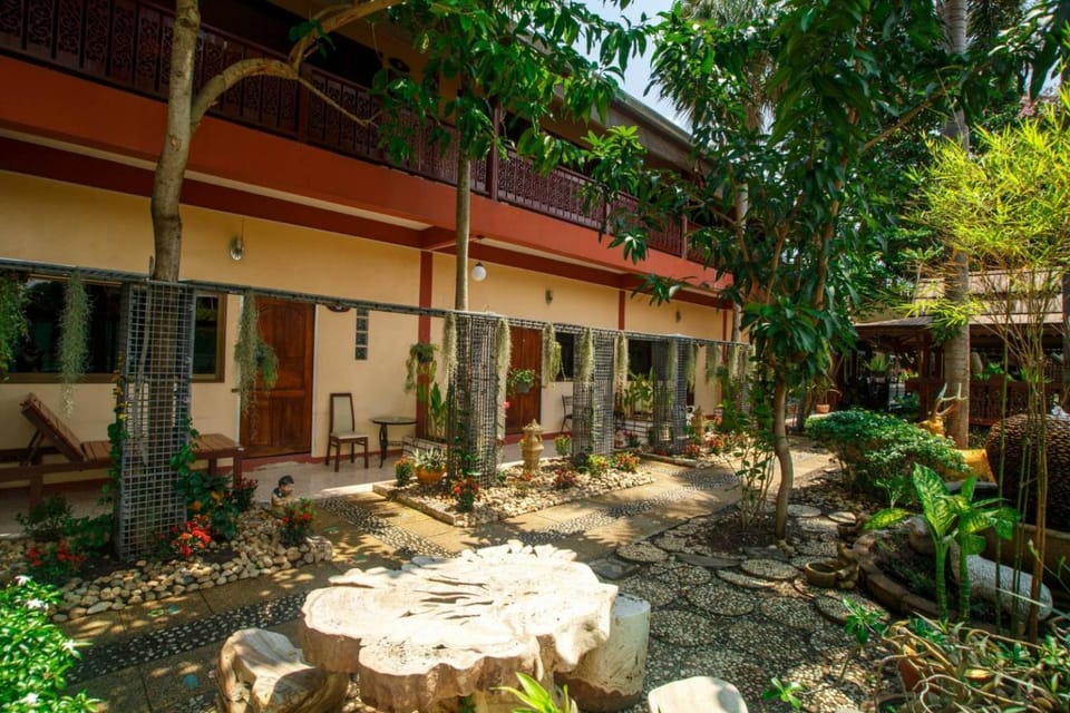 Restaurant/places to eat, Facade/entrance