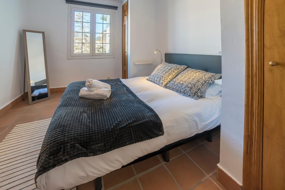 Photo of the whole room, Bedroom