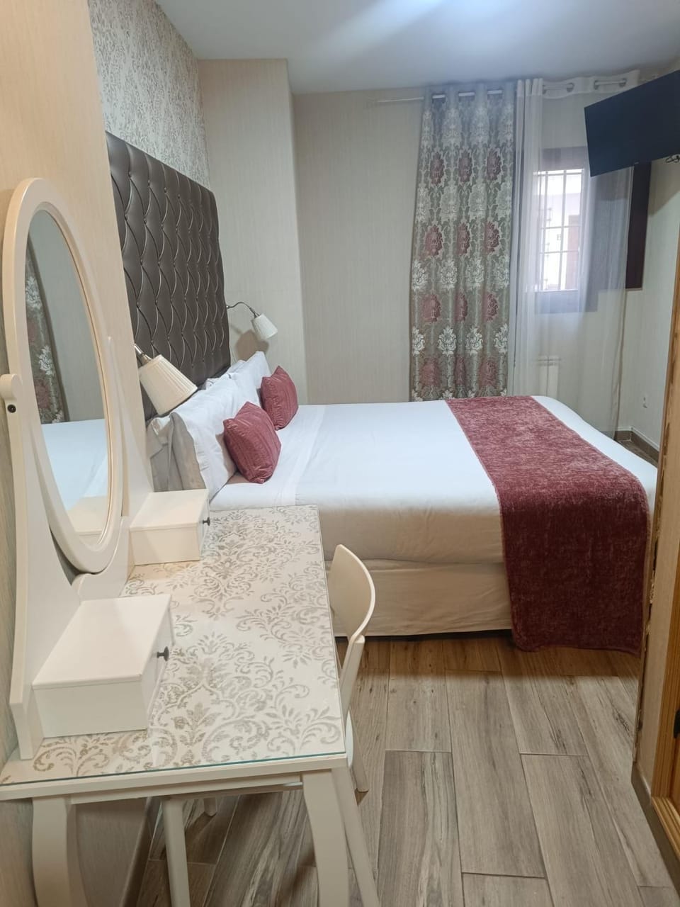 Bed, TV and multimedia, Bedroom