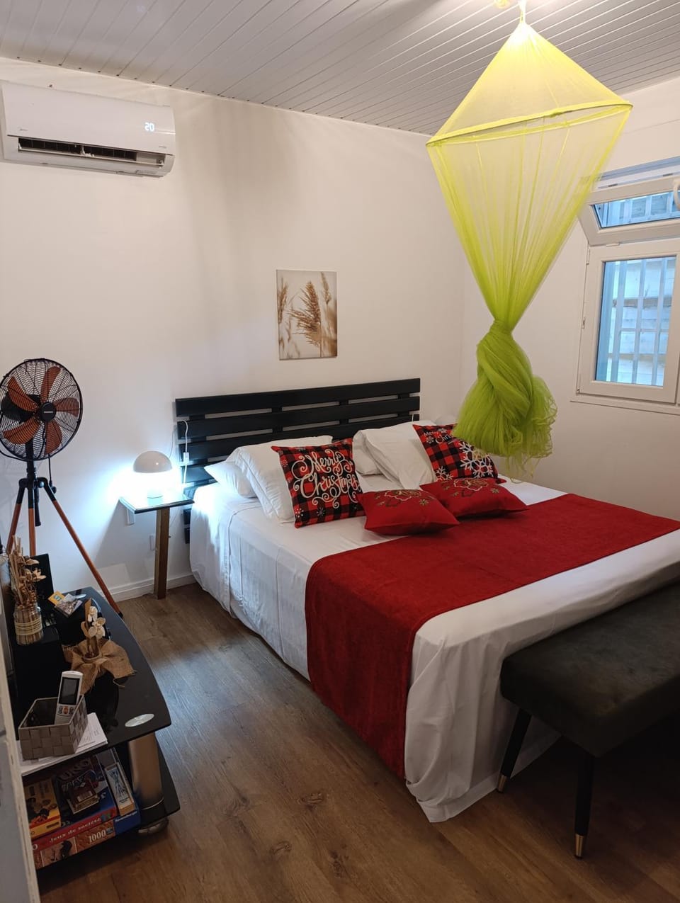 Bed, Photo of the whole room, Bedroom, air conditioner