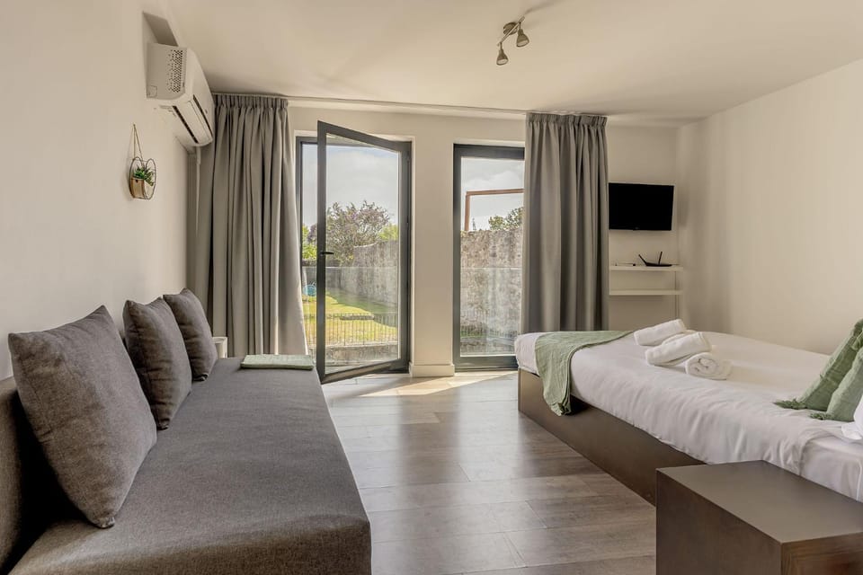 Bed, TV and multimedia, Living room, towels