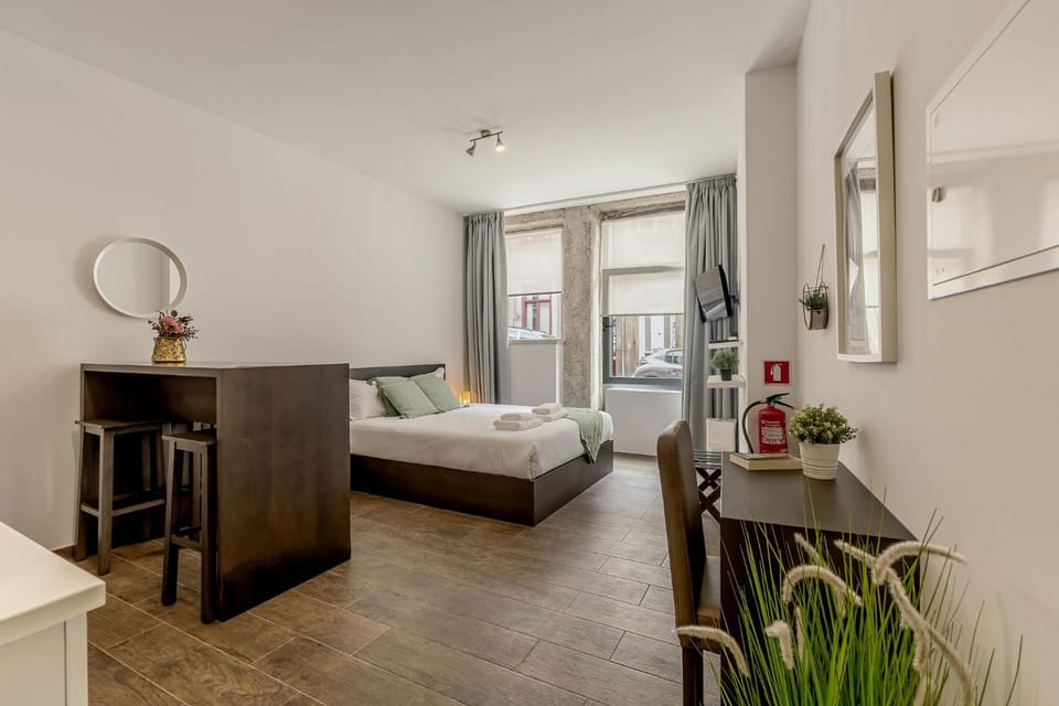 Bed, Dining area, Bedroom