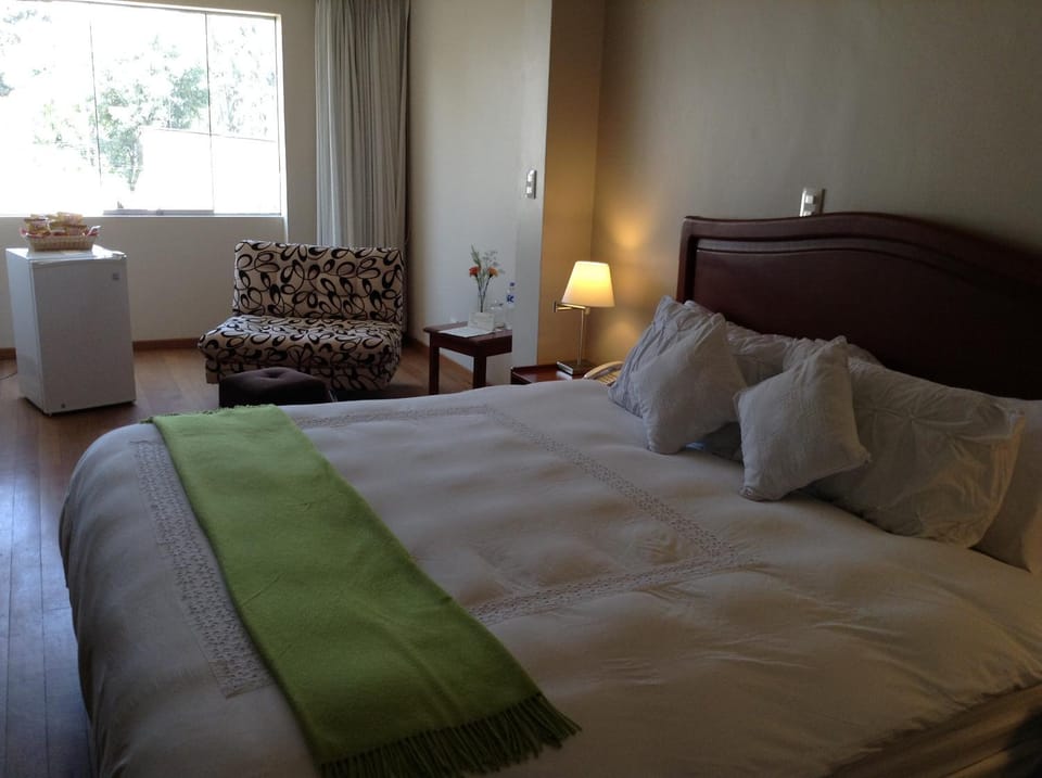 Photo of the whole room, Decorative detail, bunk bed