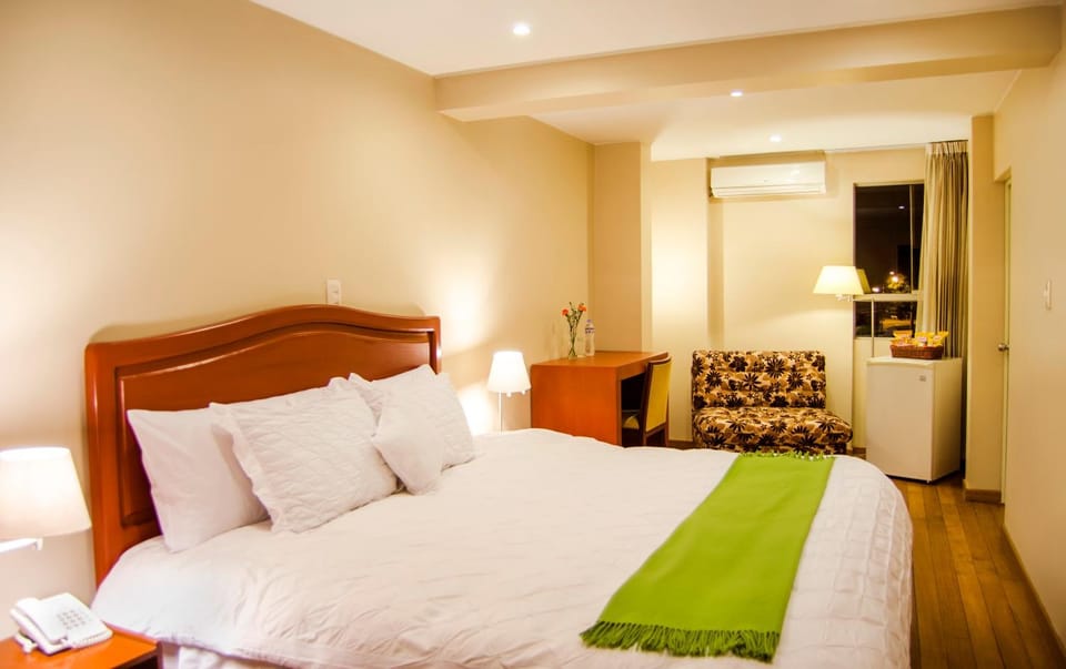 Bed, Photo of the whole room, Decorative detail, Bedroom