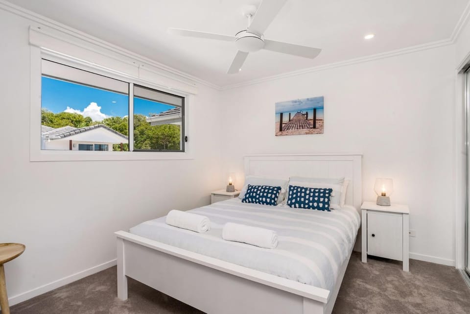 Bed, Photo of the whole room, Bedroom, fireplace