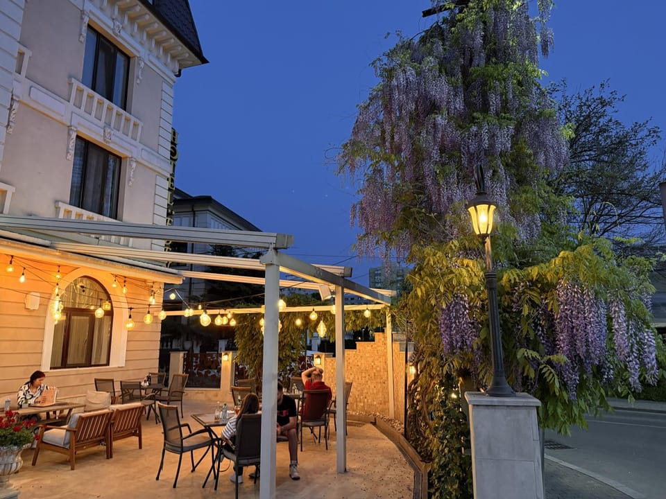 Property building, Restaurant/places to eat, Facade/entrance, Balcony/Terrace