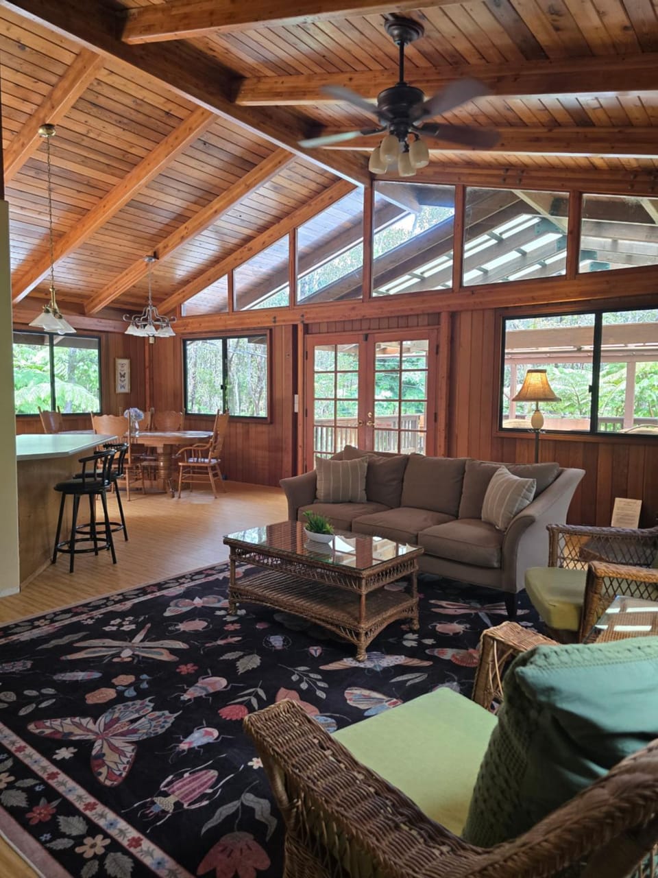 Hale Mauna Loa Upper Level with shared Hot Tub House in Volcano