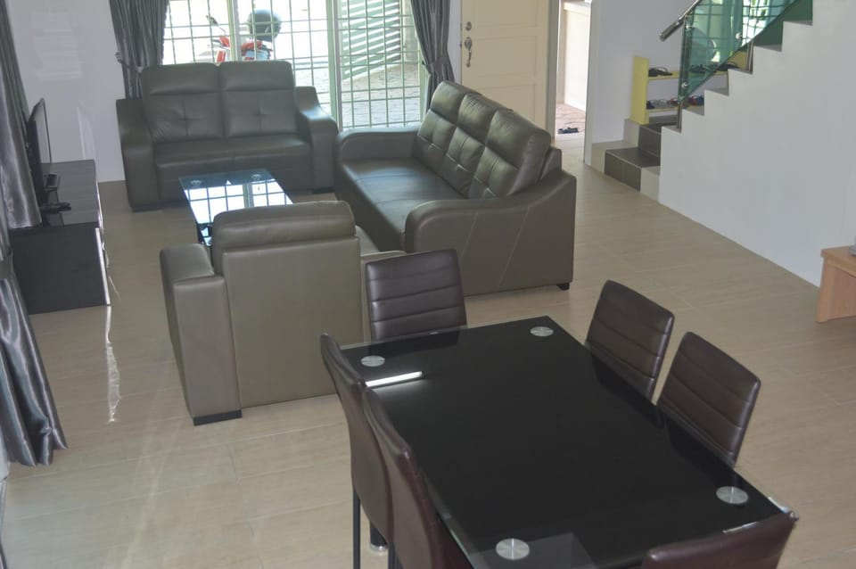 TV and multimedia, Living room, Seating area, Dining area