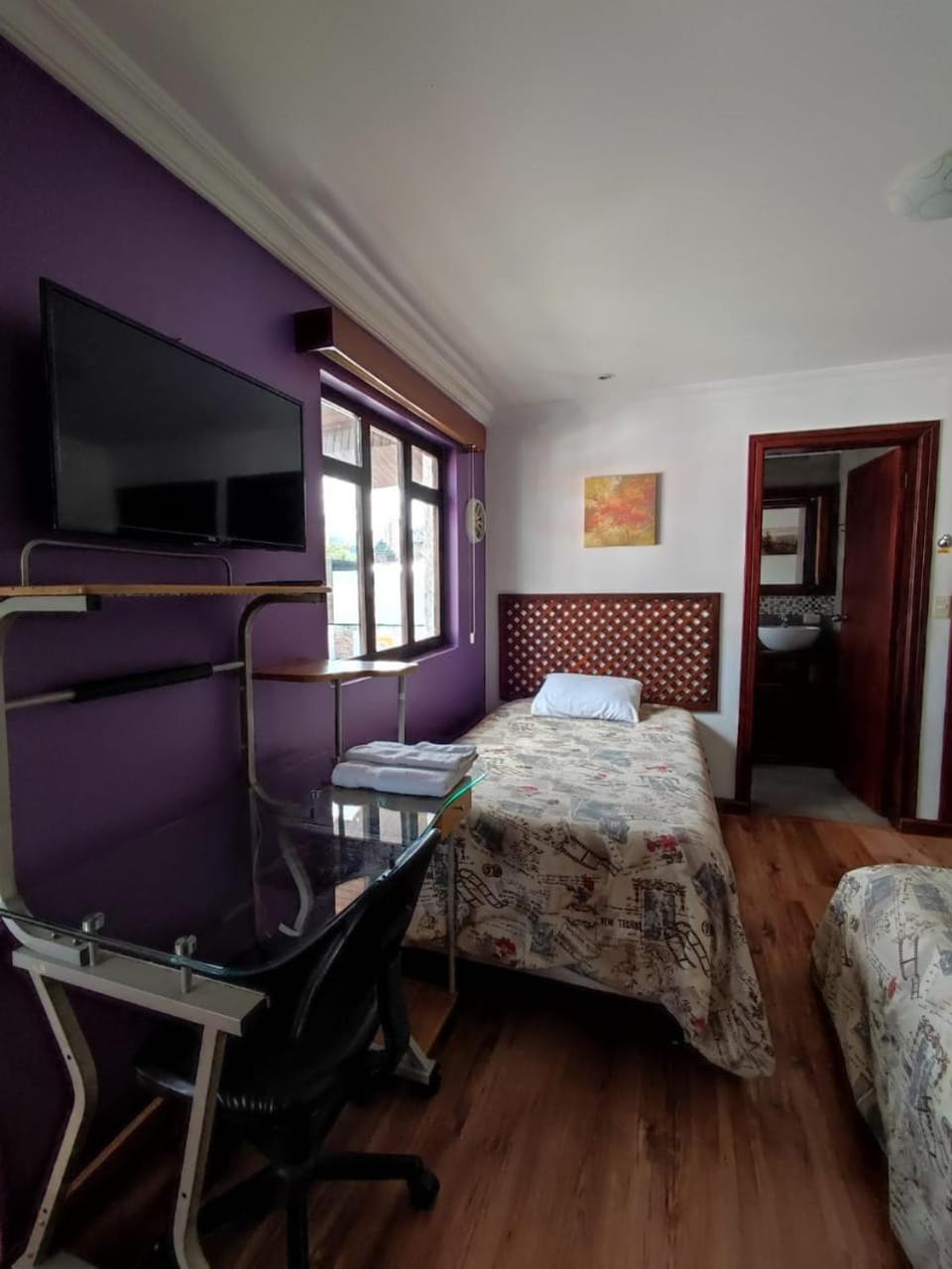 Bed, TV and multimedia, Photo of the whole room, Bedroom