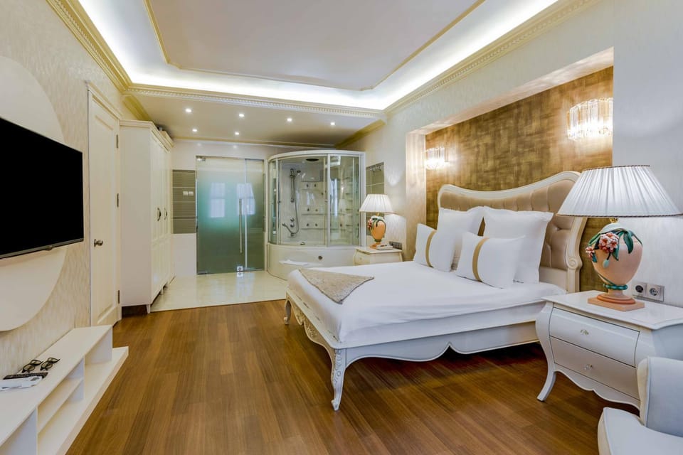 Bed, TV and multimedia, Photo of the whole room, Bedroom, towels