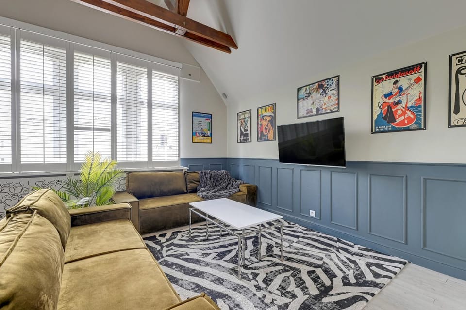 TV and multimedia, Living room, Seating area, Evening entertainment