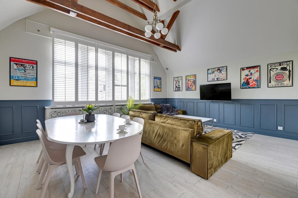 TV and multimedia, Living room, Seating area, Evening entertainment