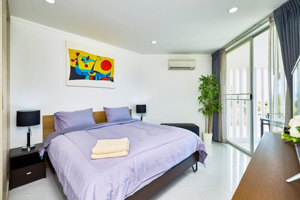 Photo of the whole room, Bedroom