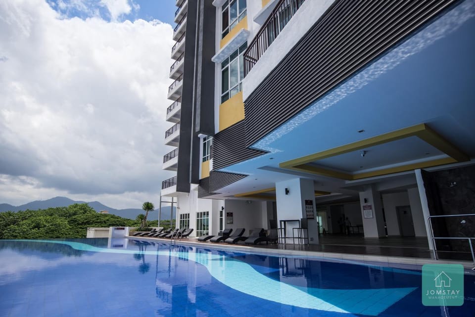 Property building, Day, Natural landscape, City view, Mountain view, Pool view, Swimming pool, sunbed
