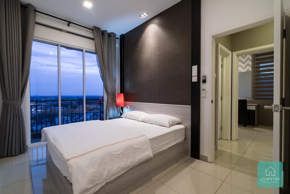 Bed, Photo of the whole room, Bedroom, City view, Landmark view, Mountain view, Sunset