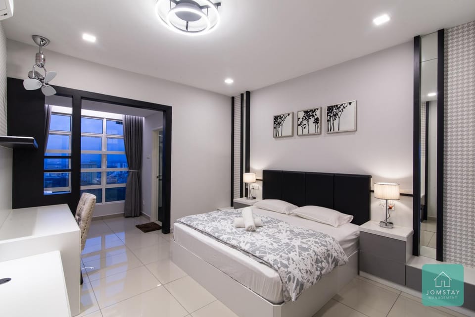 Bed, Photo of the whole room, Bedroom, City view, Landmark view, Mountain view, Sunset, towels
