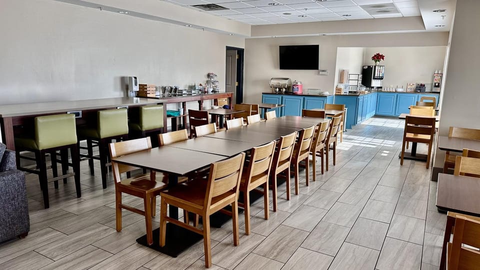 Property building, Restaurant/places to eat, Breakfast