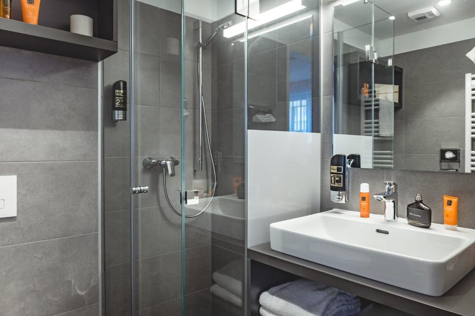 Shower, Bathroom, towels