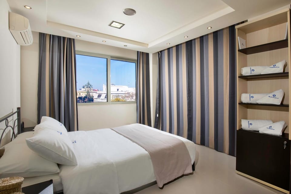 Bedroom, City view