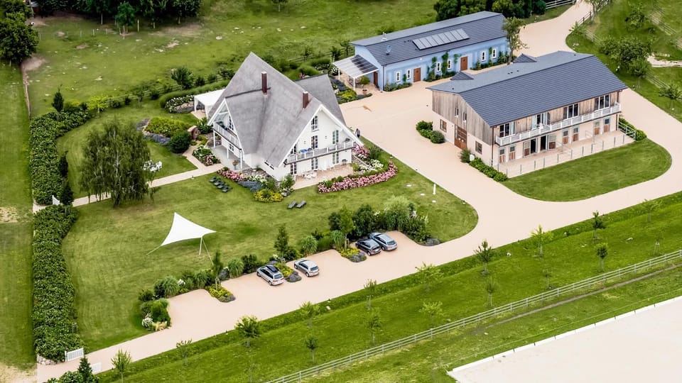 Property building, Garden, Garden view, Parking